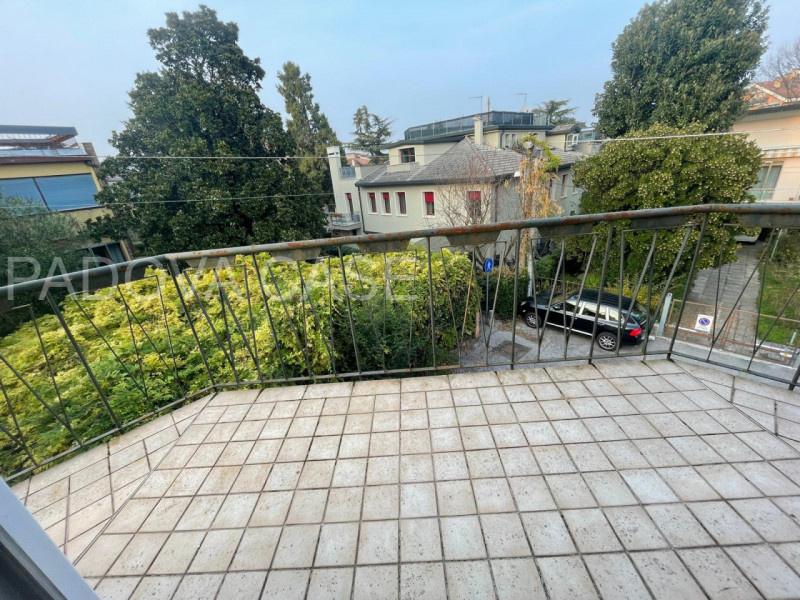 Scopri questo splendido appartamento di 150 mq situato all'ultimo piano di una quadrifamiliare ne...