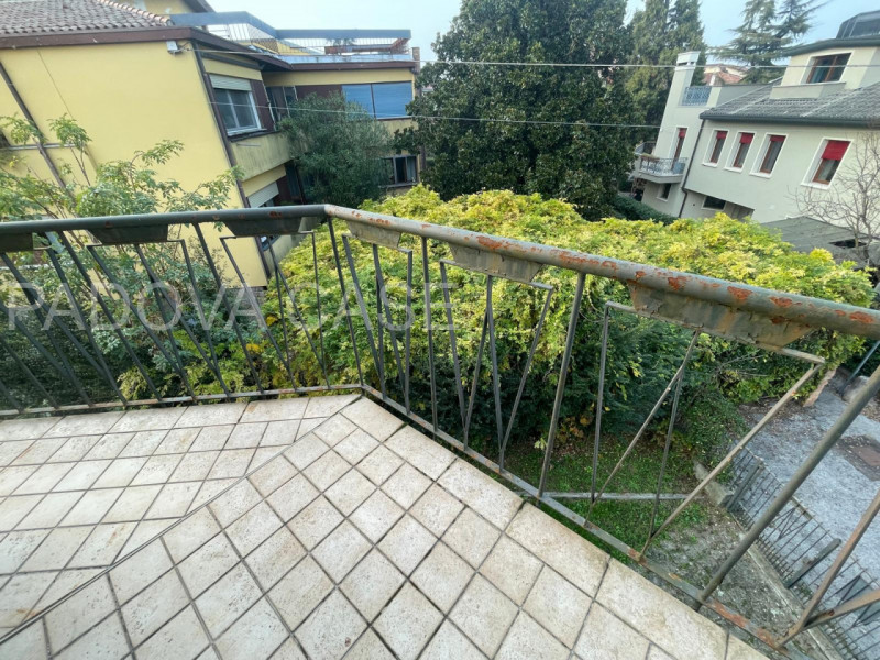 Scopri questo splendido appartamento di 150 mq situato all'ultimo piano di una quadrifamiliare ne...