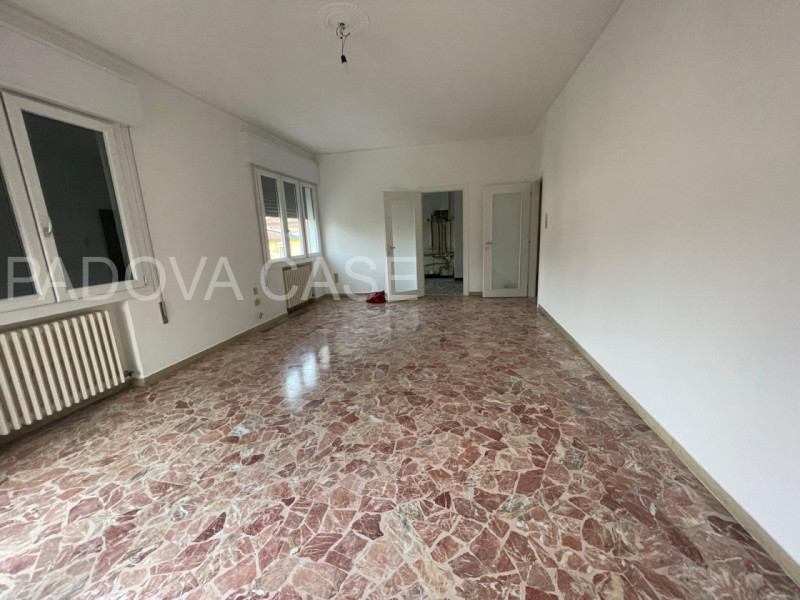 Scopri questo splendido appartamento di 150 mq situato all'ultimo piano di una quadrifamiliare ne...