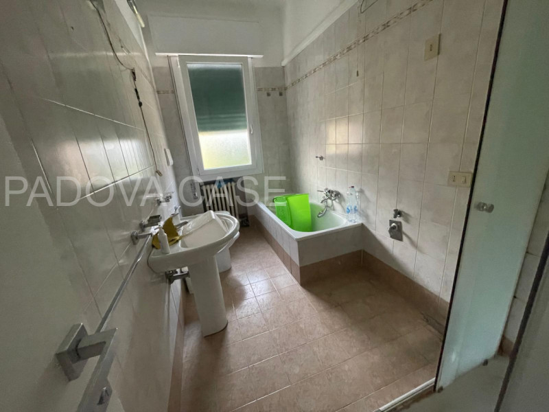 Scopri questo splendido appartamento di 150 mq situato all'ultimo piano di una quadrifamiliare ne...