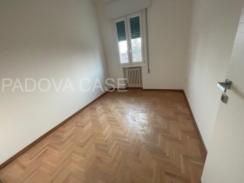 Scopri questo splendido appartamento di 150 mq situato all'ultimo piano di una quadrifamiliare ne...