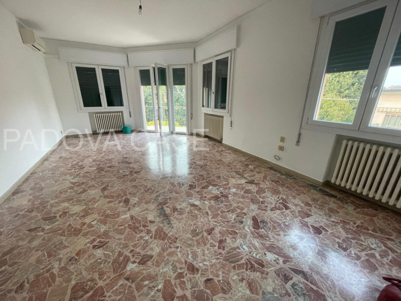 Scopri questo splendido appartamento di 150 mq situato all'ultimo piano di una quadrifamiliare ne...