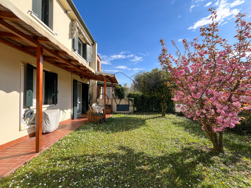 LE GRAZIE - CASIER

RIFERIMENTO: CR21

L'agenzia Roveda Immobiliare ha il piacere di proporre in ...