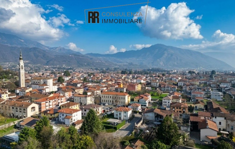 Nel cuore di Magrè di Schio, proponiamo in vendita una dimora storica totalmente da ristrutturare...