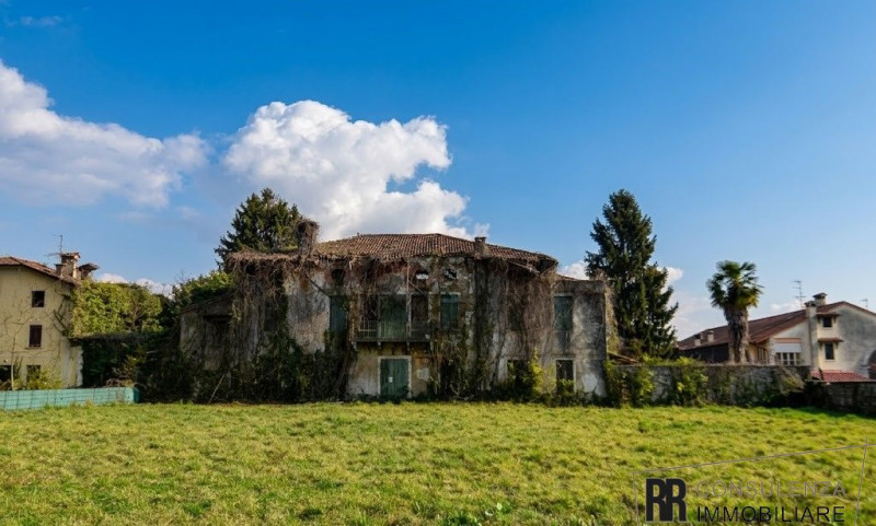 Nel cuore di Magrè di Schio, proponiamo in vendita una dimora storica totalmente da ristrutturare...