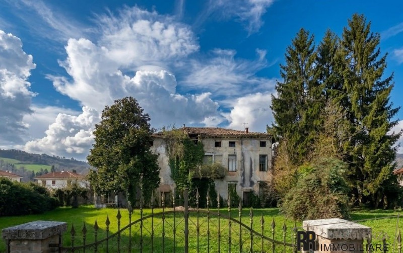 Nel cuore di Magrè di Schio, proponiamo in vendita una dimora storica totalmente da ristrutturare...