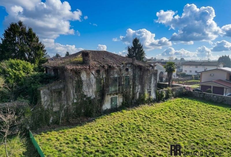 Nel cuore di Magrè di Schio, proponiamo in vendita una dimora storica totalmente da ristrutturare...