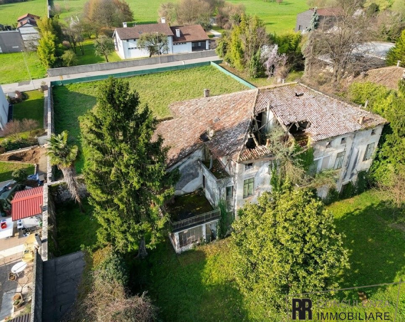 Nel cuore di Magrè di Schio, proponiamo in vendita una dimora storica totalmente da ristrutturare...