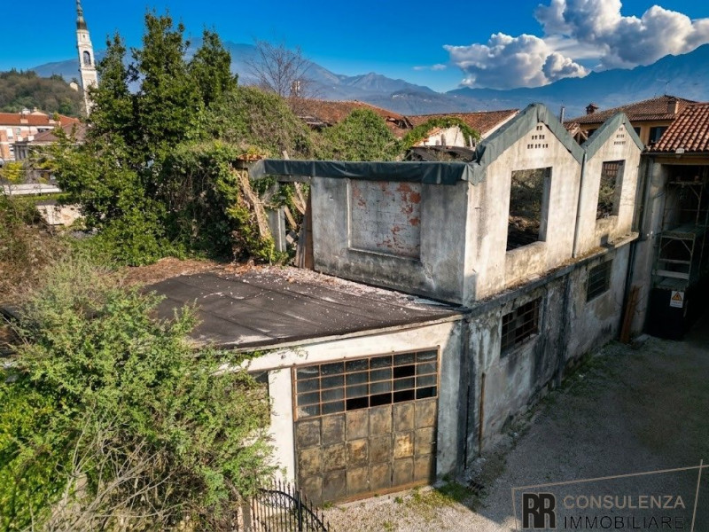 Nel cuore di Magrè di Schio, proponiamo in vendita una dimora storica totalmente da ristrutturare...