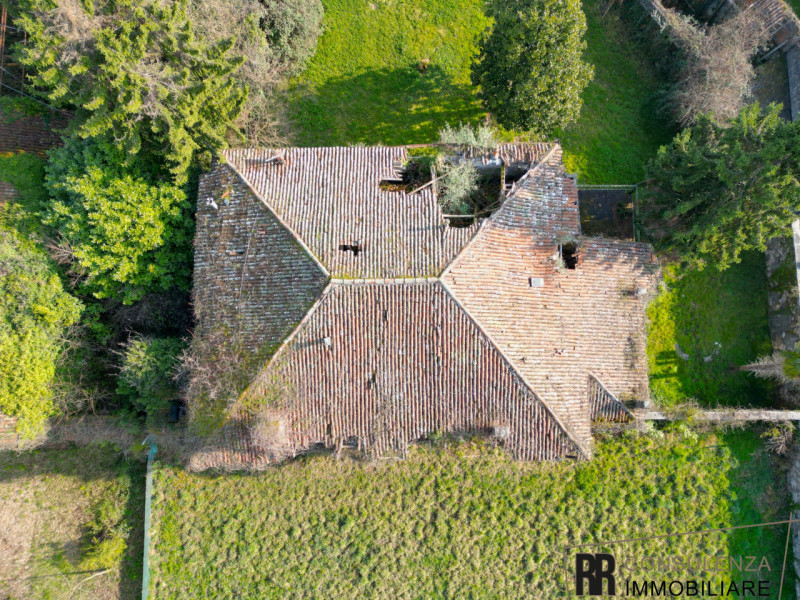 Nel cuore di Magrè di Schio, proponiamo in vendita una dimora storica totalmente da ristrutturare...