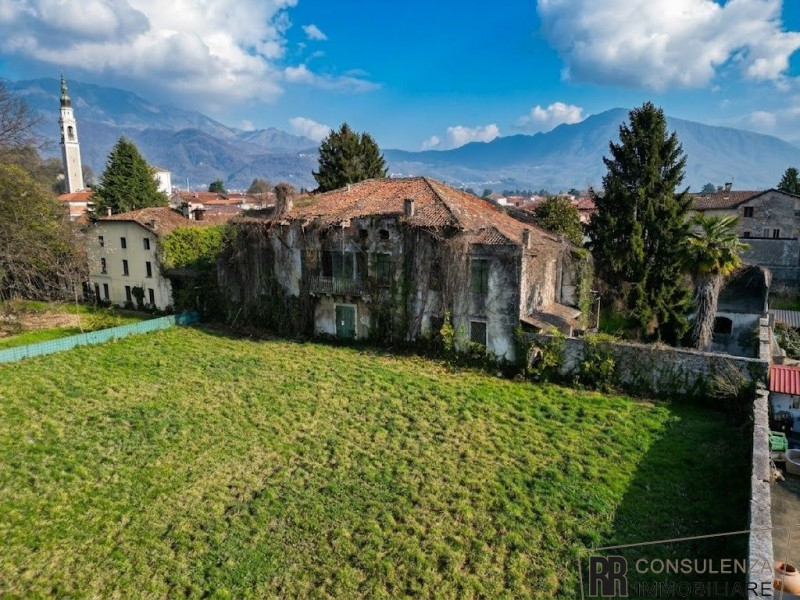 Nel cuore di Magrè di Schio, proponiamo in vendita una dimora storica totalmente da ristrutturare...