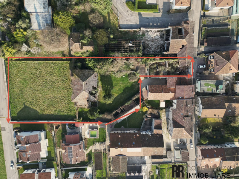 Nel cuore di Magrè di Schio, proponiamo in vendita una dimora storica totalmente da ristrutturare...