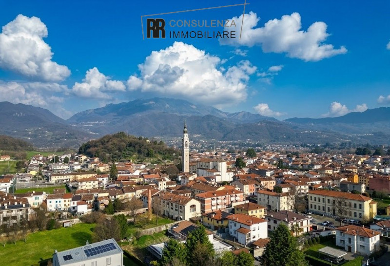 Nel cuore di Magrè di Schio, proponiamo in vendita una dimora storica totalmente da ristrutturare...