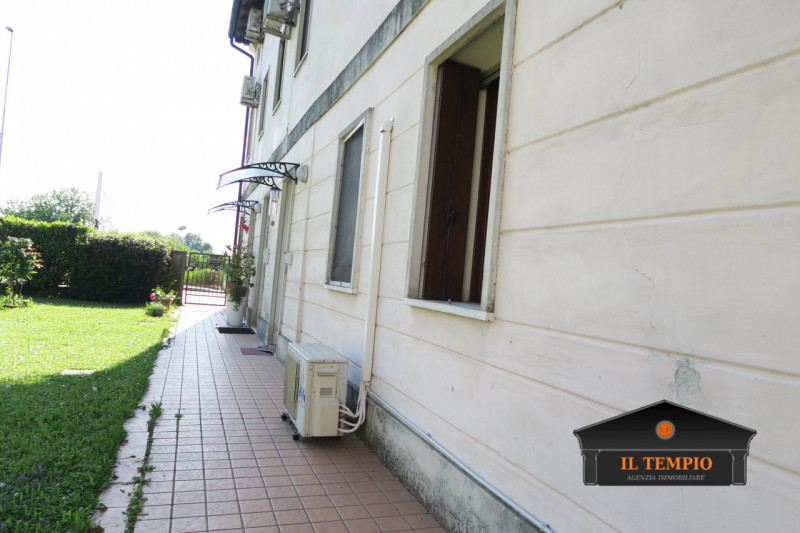 Affittasi appartamento con ampia mansarda in contesto tranquillo e riservato

In curato contesto ...