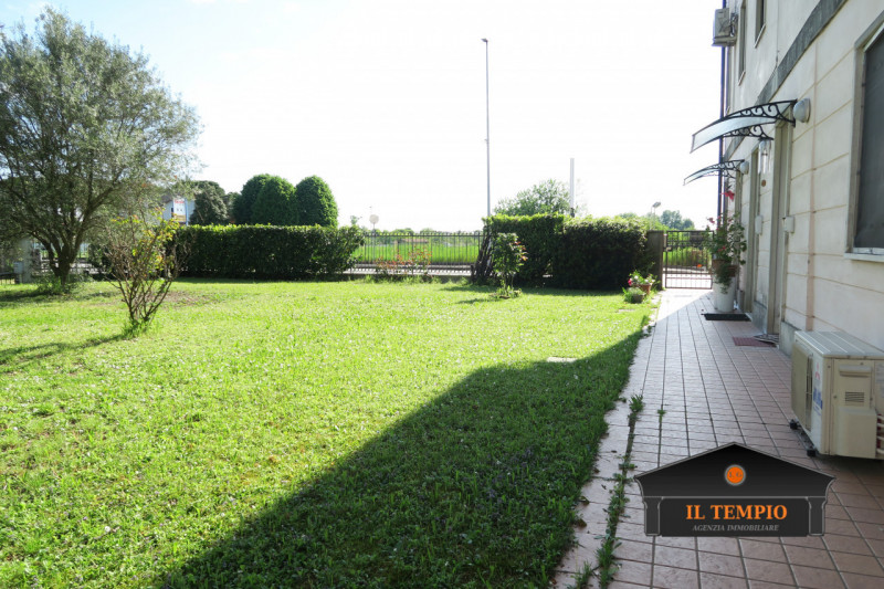 Affittasi appartamento con ampia mansarda in contesto tranquillo e riservato

In curato contesto ...