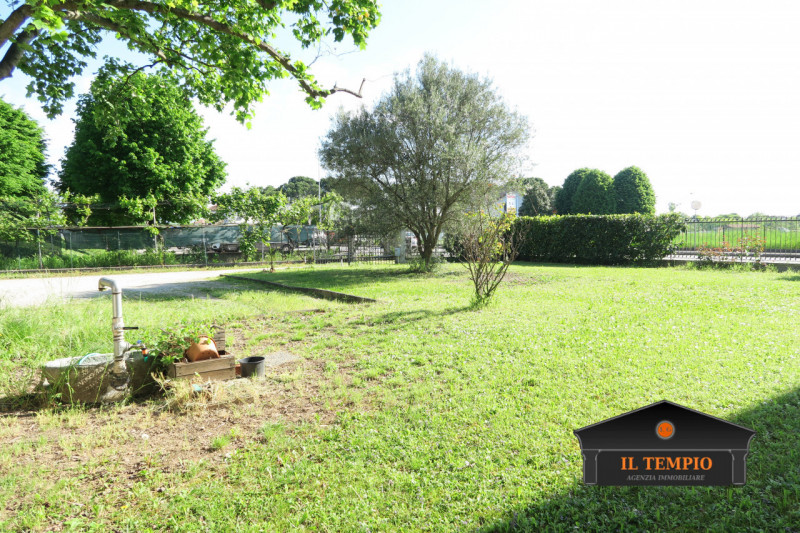 Affittasi appartamento con ampia mansarda in contesto tranquillo e riservato

In curato contesto ...