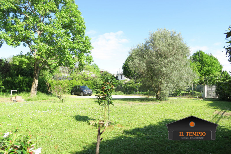 Affittasi appartamento con ampia mansarda in contesto tranquillo e riservato

In curato contesto ...