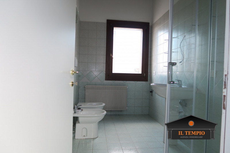 Affittasi appartamento con ampia mansarda in contesto tranquillo e riservato

In curato contesto ...