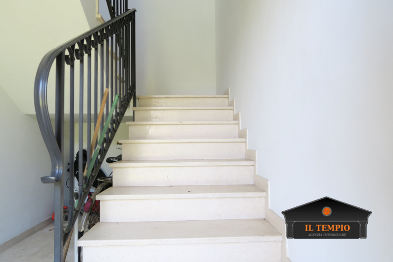 Affittasi appartamento con ampia mansarda in contesto tranquillo e riservato

In curato contesto ...