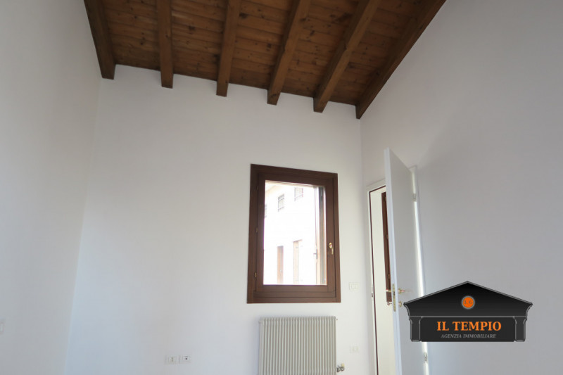 Affittasi appartamento con ampia mansarda in contesto tranquillo e riservato

In curato contesto ...