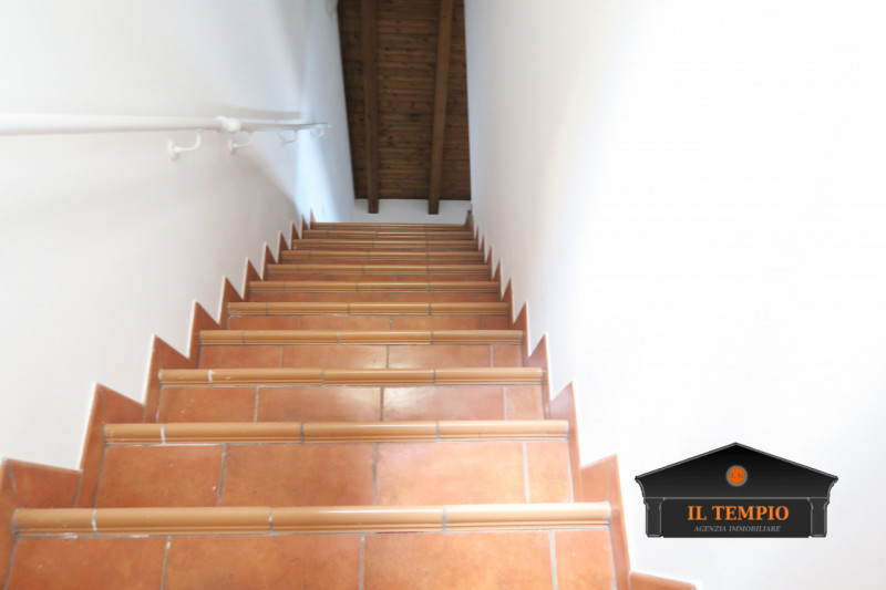 Affittasi appartamento con ampia mansarda in contesto tranquillo e riservato

In curato contesto ...