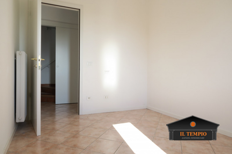 Affittasi appartamento con ampia mansarda in contesto tranquillo e riservato

In curato contesto ...