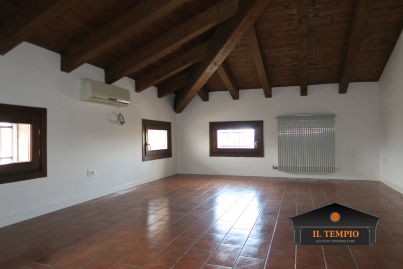 Affittasi appartamento con ampia mansarda in contesto tranquillo e riservato

In curato contesto ...