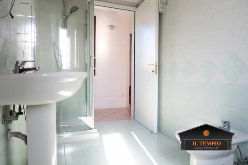 Affittasi appartamento con ampia mansarda in contesto tranquillo e riservato

In curato contesto ...