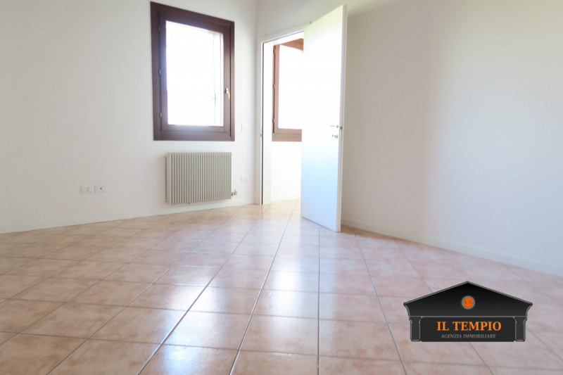 Affittasi appartamento con ampia mansarda in contesto tranquillo e riservato

In curato contesto ...