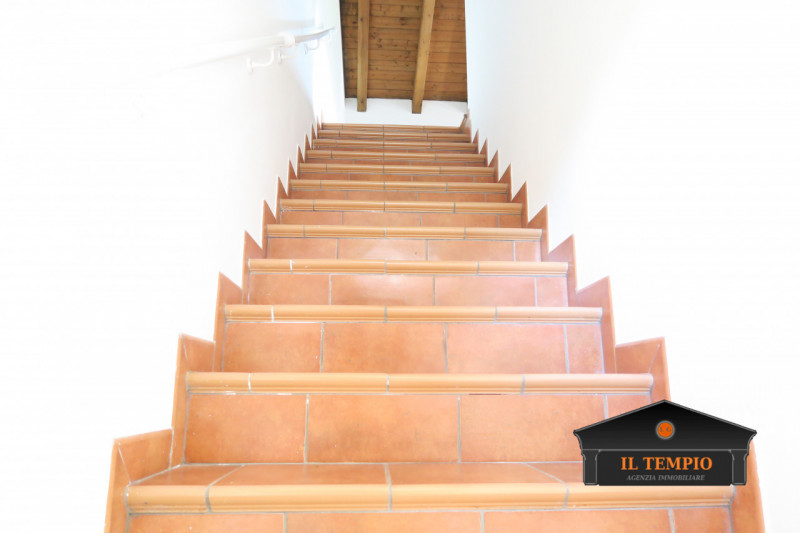 Affittasi appartamento con ampia mansarda in contesto tranquillo e riservato

In curato contesto ...