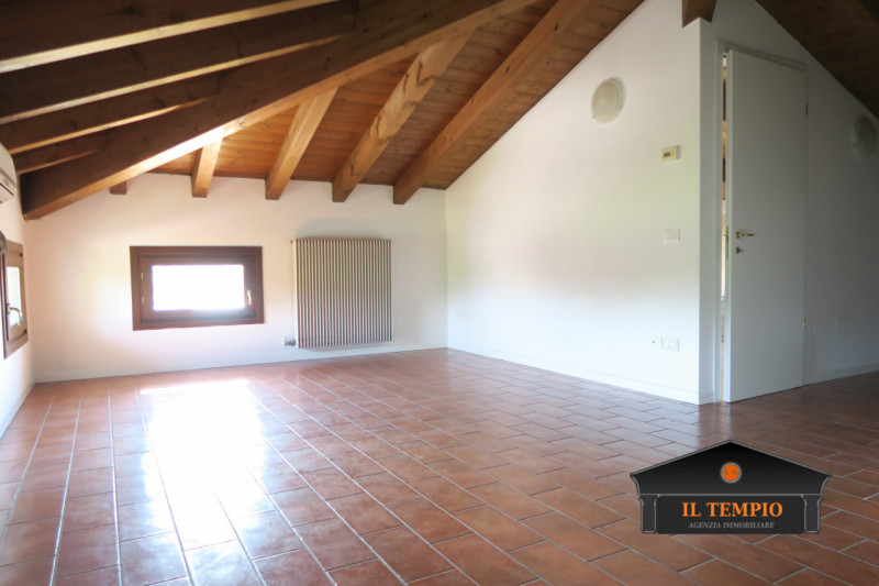 Affittasi appartamento con ampia mansarda in contesto tranquillo e riservato

In curato contesto ...