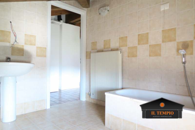 Affittasi appartamento con ampia mansarda in contesto tranquillo e riservato

In curato contesto ...