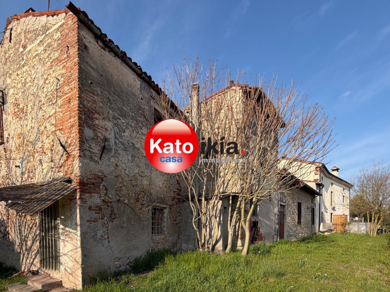 Nella tranquilla e ricercata zona pre-collinare di Creazzo, a pochi passi dal centro del paese e ...