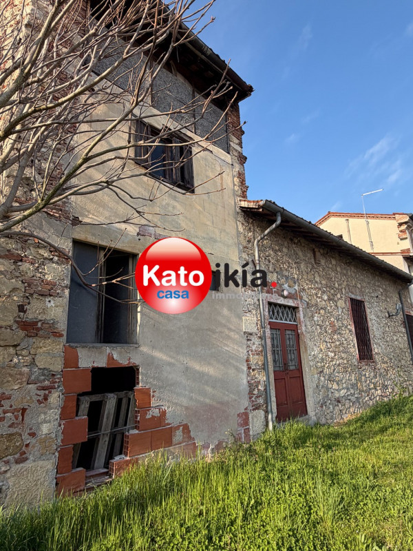 Nella tranquilla e ricercata zona pre-collinare di Creazzo, a pochi passi dal centro del paese e ...