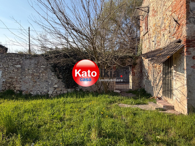 Nella tranquilla e ricercata zona pre-collinare di Creazzo, a pochi passi dal centro del paese e ...