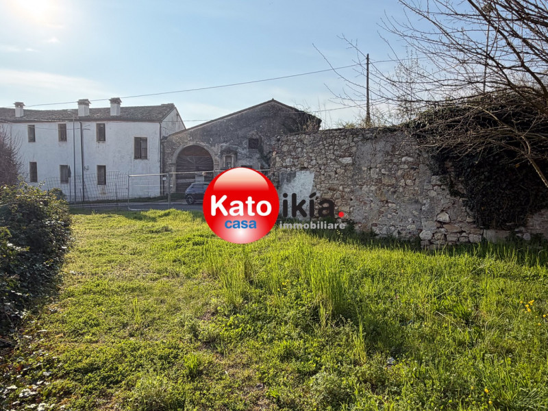 Nella tranquilla e ricercata zona pre-collinare di Creazzo, a pochi passi dal centro del paese e ...