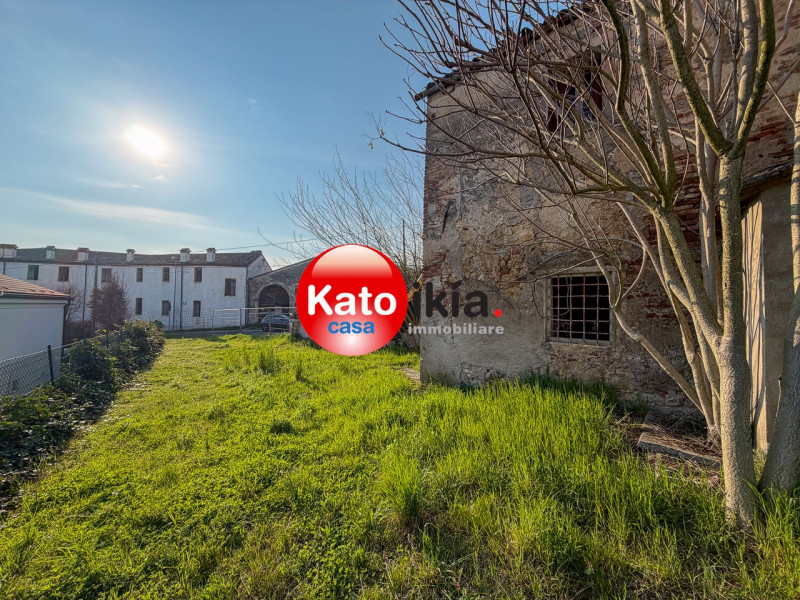 Nella tranquilla e ricercata zona pre-collinare di Creazzo, a pochi passi dal centro del paese e ...