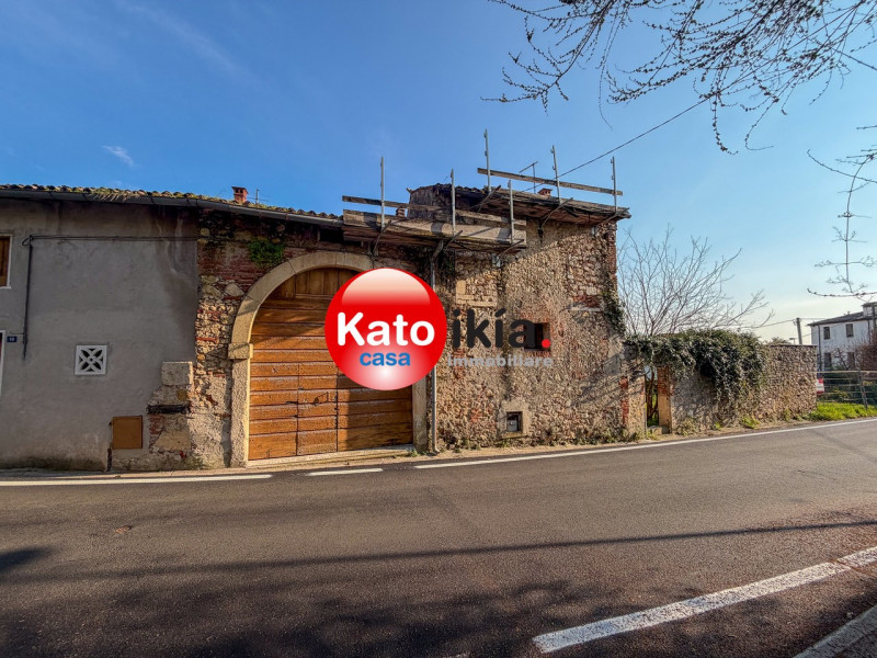 Nella tranquilla e ricercata zona pre-collinare di Creazzo, a pochi passi dal centro del paese e ...