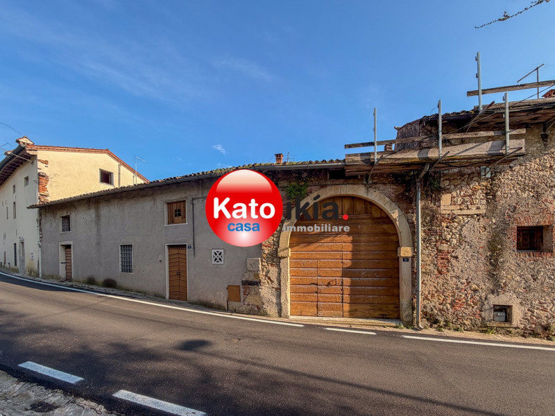 Nella tranquilla e ricercata zona pre-collinare di Creazzo, a pochi passi dal centro del paese e ...