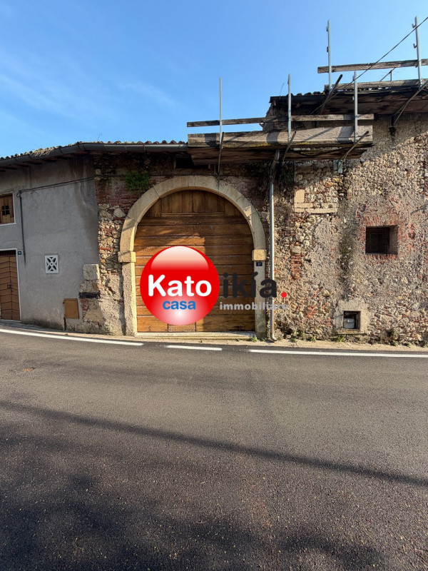 Nella tranquilla e ricercata zona pre-collinare di Creazzo, a pochi passi dal centro del paese e ...