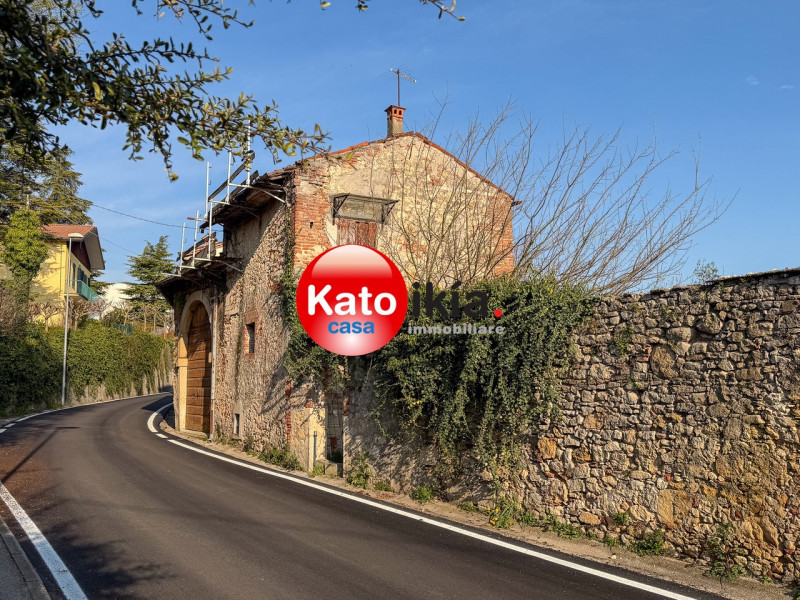 Nella tranquilla e ricercata zona pre-collinare di Creazzo, a pochi passi dal centro del paese e ...