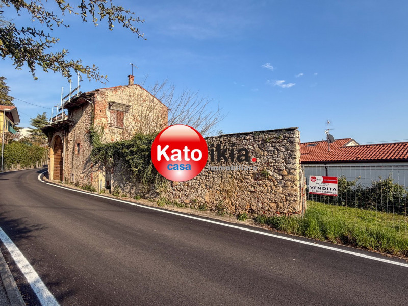 Nella tranquilla e ricercata zona pre-collinare di Creazzo, a pochi passi dal centro del paese e ...