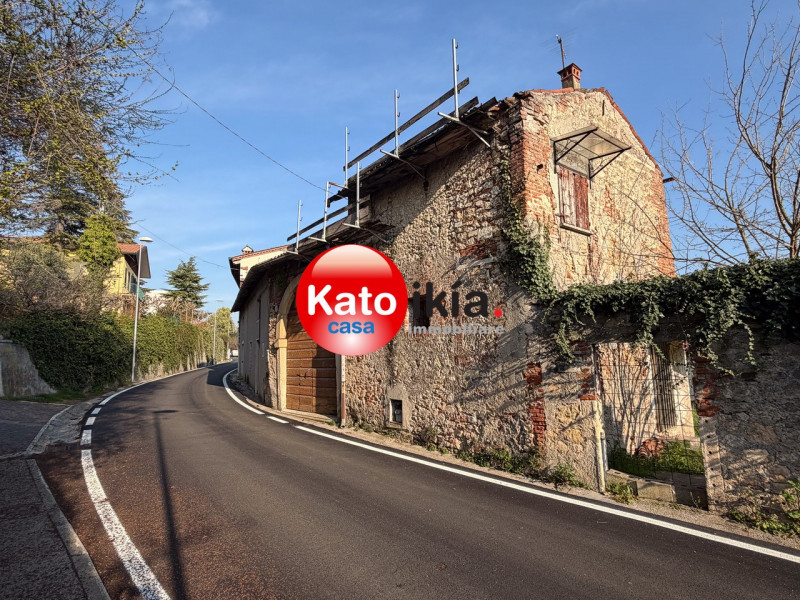 Nella tranquilla e ricercata zona pre-collinare di Creazzo, a pochi passi dal centro del paese e ...