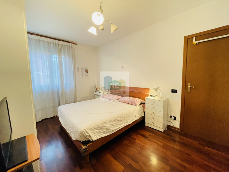 In vendita a Noventa Padovana, nel cuore del centro storico, proponiamo un affascinante appartame...