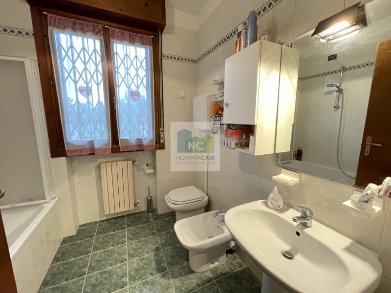 In vendita a Noventa Padovana, nel cuore del centro storico, proponiamo un affascinante appartame...