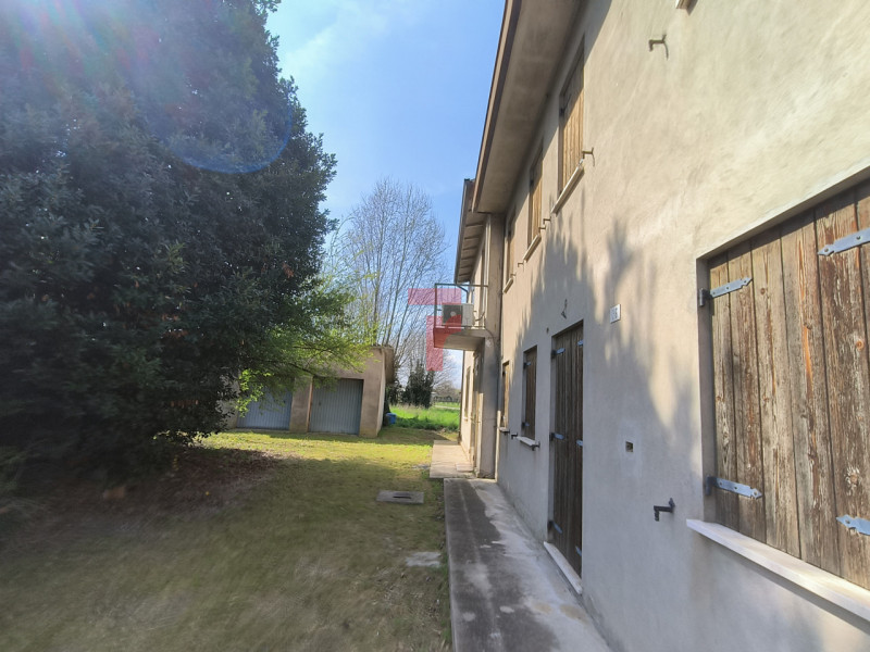 Nella prima periferia di Limena, su strada di collegamento con le frazioni di Taggì di Sotto e Po...