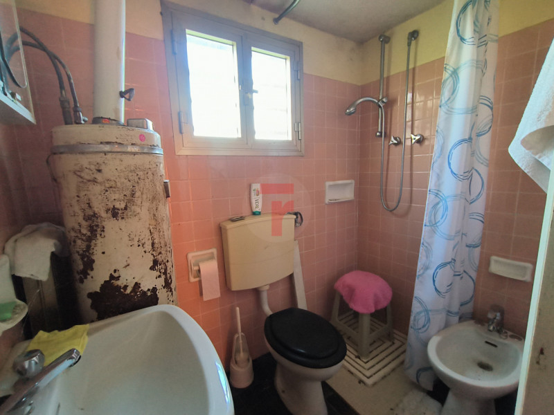 Nella prima periferia di Limena, su strada di collegamento con le frazioni di Taggì di Sotto e Po...