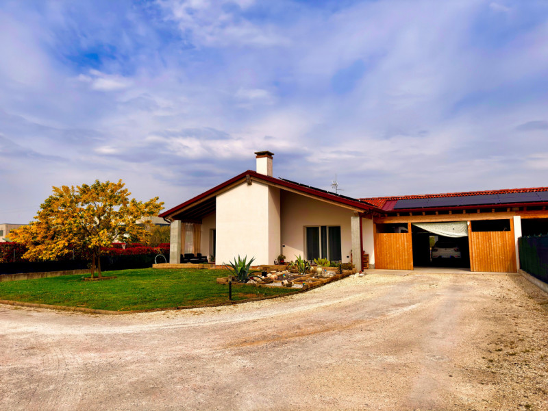 COMPOSIZIONE:
Proponiamo in vendita bellissima porzione di bifamiliare, sviluppata in un unico pi...