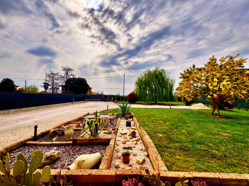 COMPOSIZIONE:
Proponiamo in vendita bellissima porzione di bifamiliare, sviluppata in un unico pi...