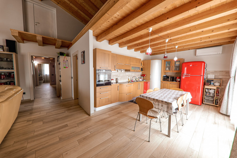 COMPOSIZIONE:
Proponiamo in vendita bellissima porzione di bifamiliare, sviluppata in un unico pi...